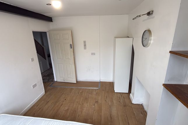 71, Carlyon Road, Wembley photo 3