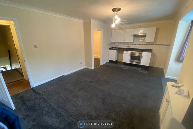 Studio to rent in Cotswold Court, High Wycombe