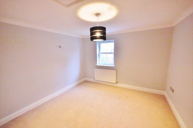 Flat to rent in Priests Lane, Brentwood, Essex