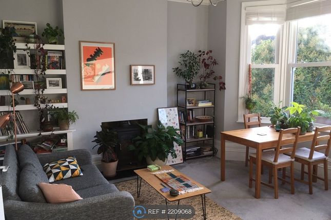 Flat to rent in Bayford Road, London