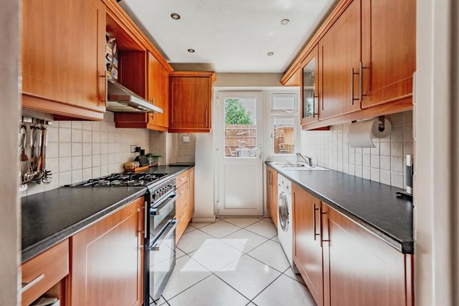8, Fairway Close, Crawley photo 4