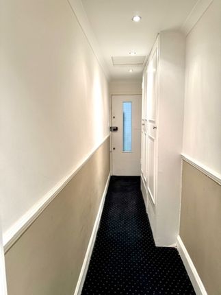 Flat to rent in Cleveland Square, London