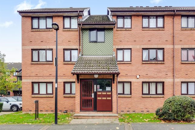 Flat for sale in Maltby Drive, Enfield