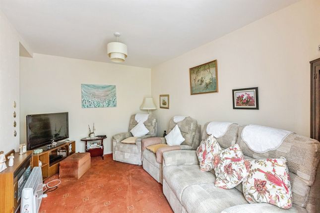 18, Barker Close, RUSHDEN photo 3