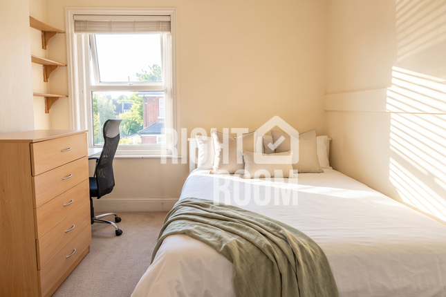 13 Highfield Lane, Southampton photo 3