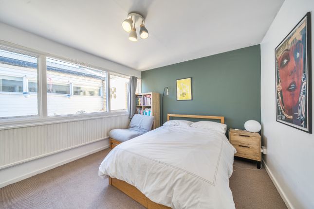 Neville Close, London photo 4