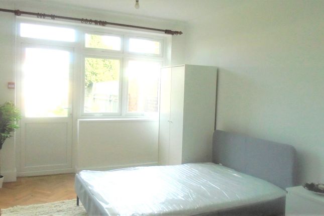 Thumbnail Studio to rent in Great West Road, Hounslow
