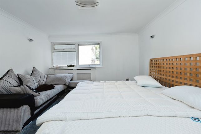 Flat 27, Wendela Court, Sudbury Hill, Harrow photo 4