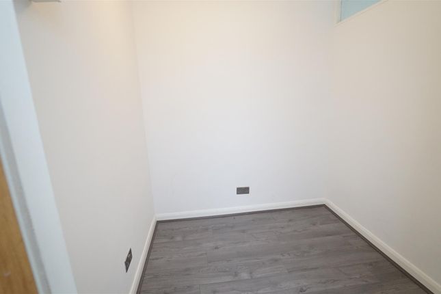 27 Bolton Court, Lister Lane, Bradford photo 5