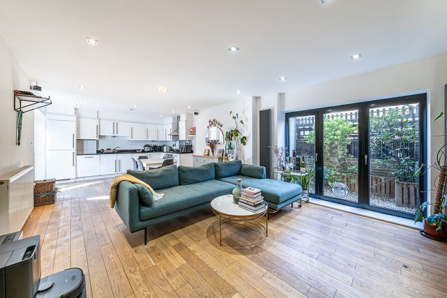 Flat 2, 563, Wandsworth Road, London photo 4