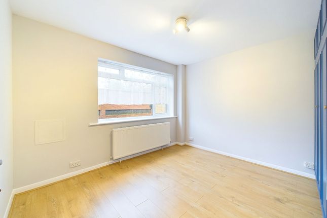 Flat to rent in Westfield Park, Pinner
