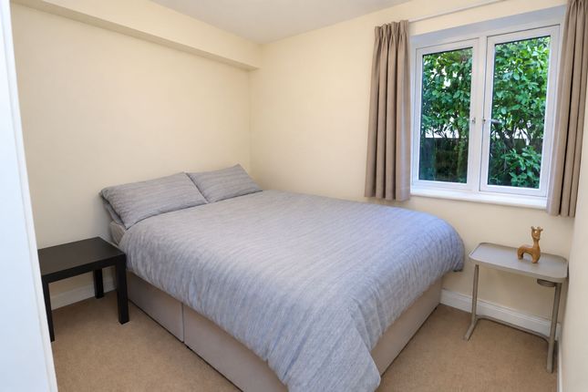 Flat 184, Inwen Court Grinstead Road, London photo 4