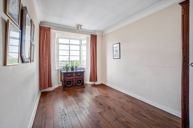 Flat 82, St. Johns Court, Finchley Road, London photo 4