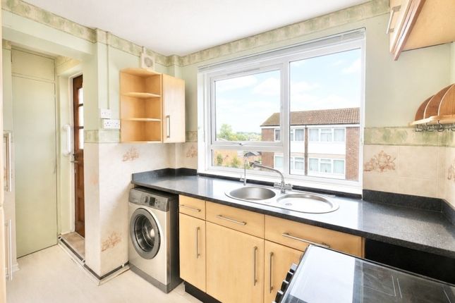 16, Sheepcote Road, Eton Wick photo 3
