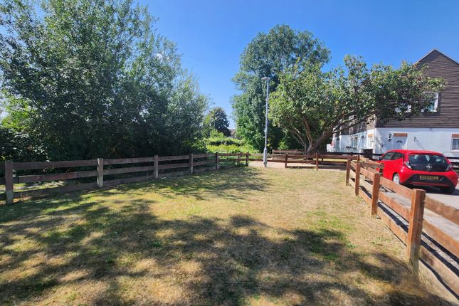 Rochfords Gardens, Slough photo 4