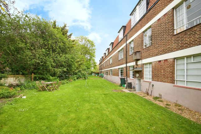 Flat for sale in Greenway Close, Stoke Newington