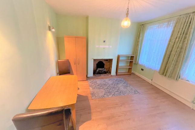 Patterson Court, London photo 2