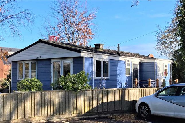 2 bed mobile/park home for sale in First Avenue, Newport Park, Topsham EX2