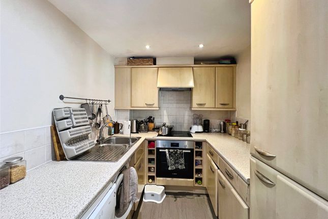 Flat 16, City Court, 15, Lower Canal Walk, Hampshire photo 3