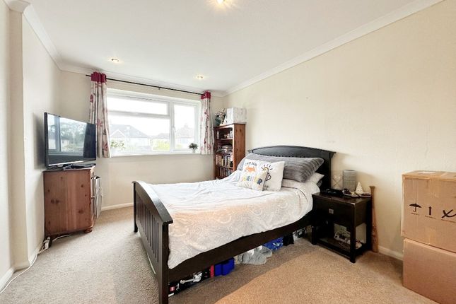 138A , Carfax Avenue, Tongham photo 2