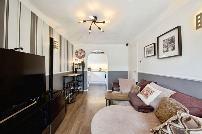 37, Holland Close, Romford photo 4