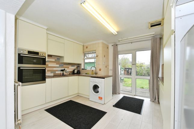 37, Brecklands, South Yorkshire photo 2