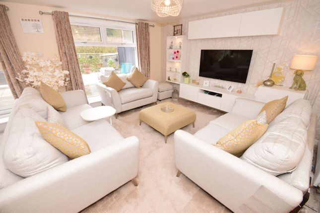 32 Lochburn Gardens, Glasgow photo 2