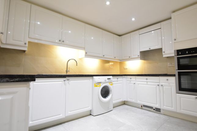 Flat to rent in Regent Court, Wrights Lane
