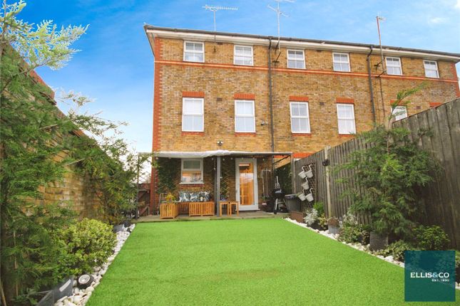 21, Compton Close, Golders Green photo 3