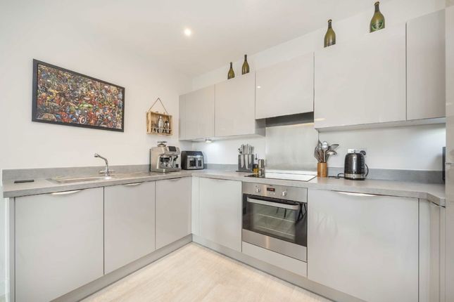 8 Knightwood Court, Colonnade Gardens, London photo 3