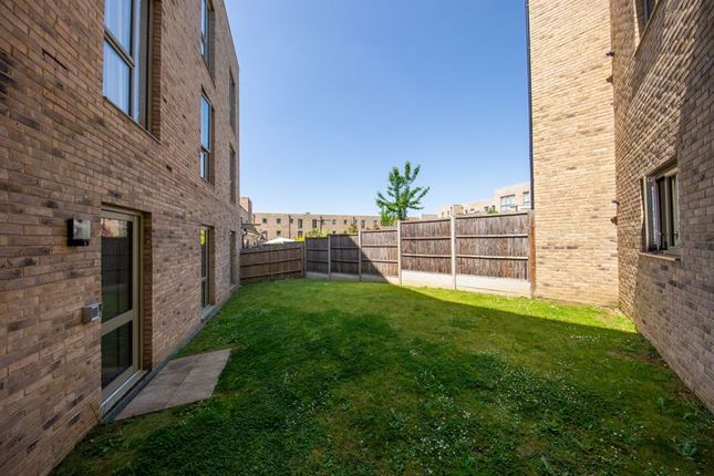 Flat for sale in Edgecumbe Avenue, Edgware