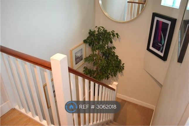 Flat  The Chateau  North Street, Carshalton photo 5