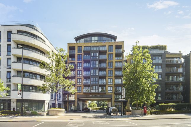 2-bed flat on Flat 13 Quayside House, 8, Kew Bridge Road, Brentford, £650,000
