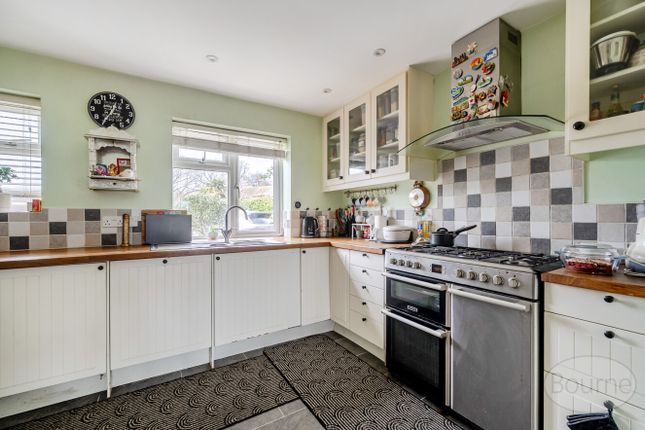 53, Roundthorn Way, Woking photo 2