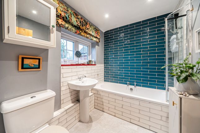 22, Chaundlers Croft, Farnham photo 5