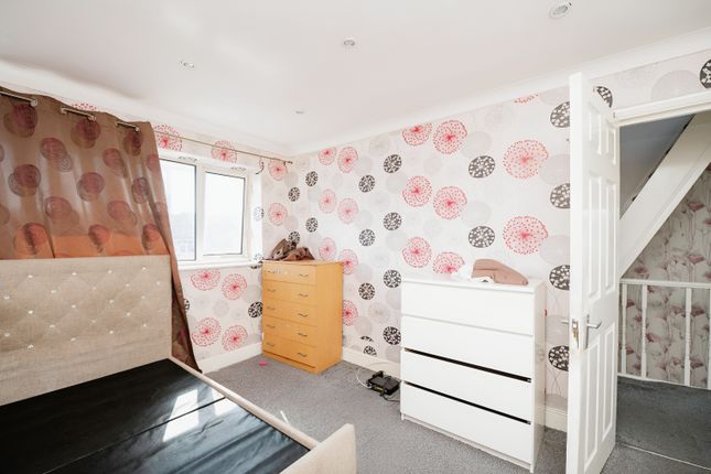 Flat for sale in Toft Avenue, Grays