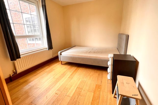 Flat to rent in Murray Grove, London