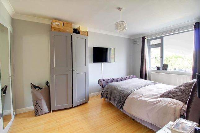 16, Hill Court, Hill Rise, Potters Bar photo 3