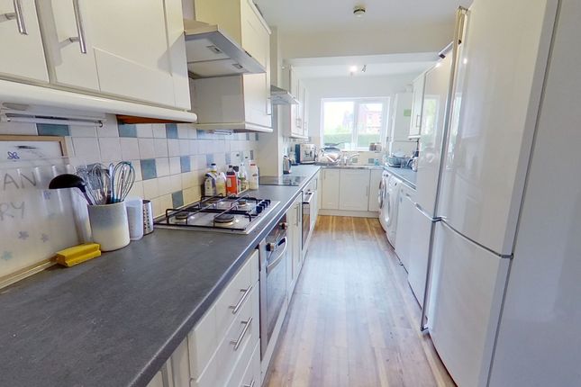 93 Cardigan Road, Leeds photo 2