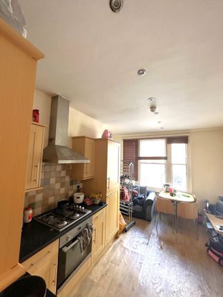 Flat to rent in High Street, Leamington Spa