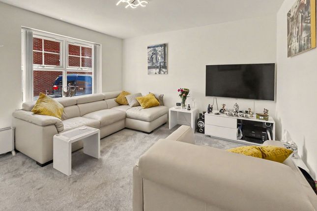 95 Saddlecote Close, Manchester photo 2