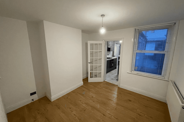 Thumbnail Flat to rent in Cliffe Road, South Croydon