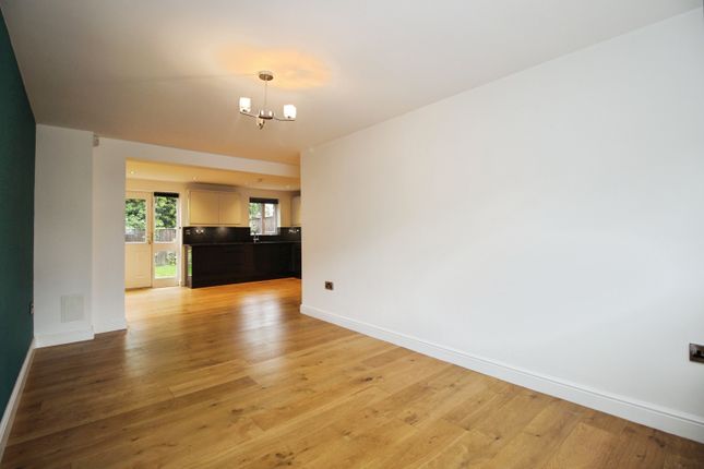 78, Castle Lodge Gardens, Leeds photo 4
