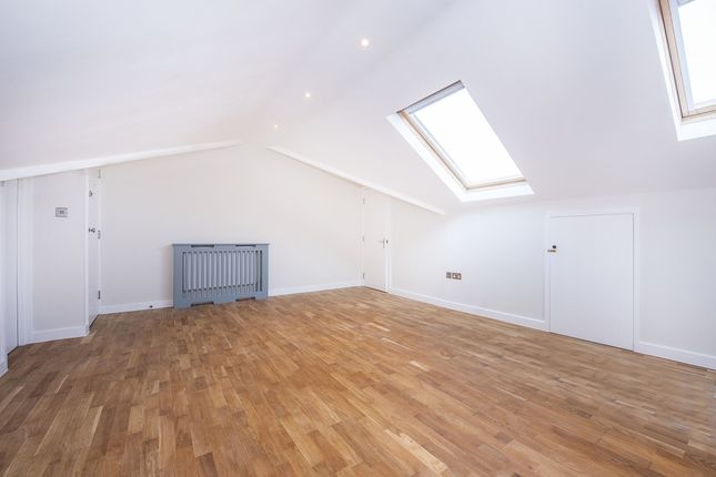 Flat 23, Courtyard Apartments 70B, Hampton Road, Teddington photo 3