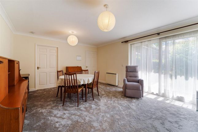 41 Oakmead Green, Epsom photo 3