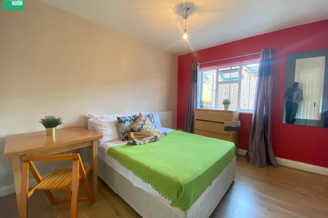 Room 2, 29 Barnsdale Avenue, London photo 2