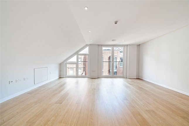 Flat to rent in Bedford Court, Covent Garden, London