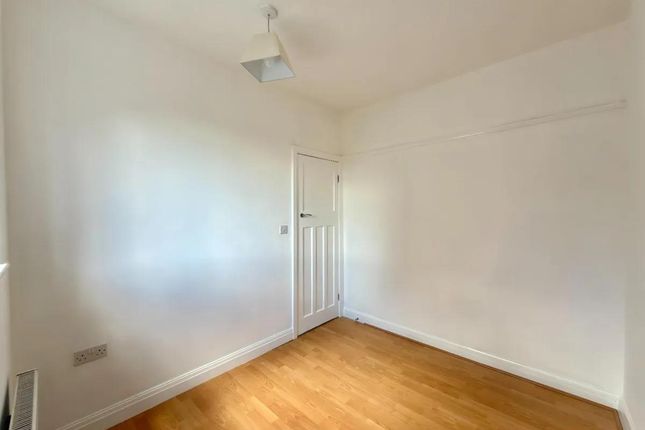 859H, Richmond Gardens, London photo 2