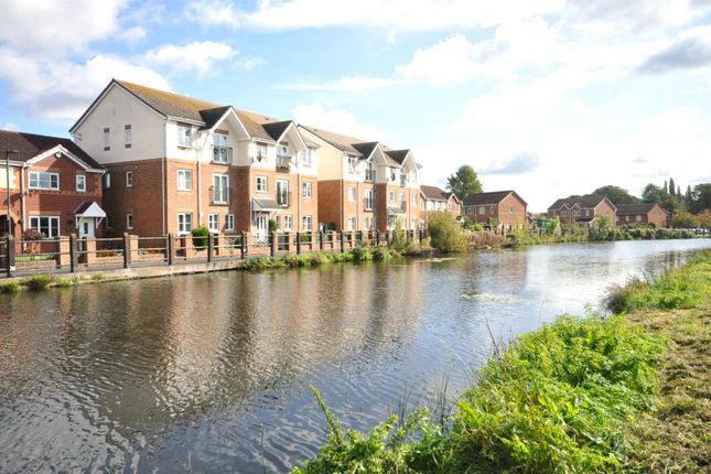 Thumbnail Flat for sale in Dunstan Drive, Thorne, Doncaster