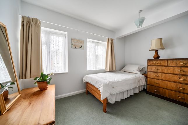 4, Almond Close, Bromley photo 4